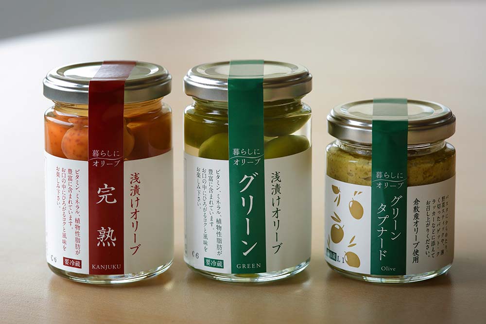瓶入り塩水漬けオリーブ。左から完熟(¥1080)、グリーン(¥1080)、タプナード(¥1350)(すべて税込み)。