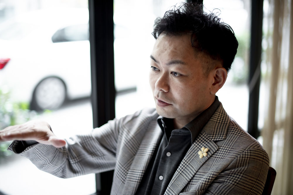 横浜「ラ・テンダ・ロッサ」エグゼクティブ・ソムリエ 永瀬喜洋さん 地元名古屋でイタリアワインの道へ。2001年イタリアに渡り、レストランでソムリエとして働きながら全20州のワイン生産者を訪ね見聞を広げる。2008年、西麻布「ヴィーノ・デッラ・パーチェ」に入店し、故内藤和雄氏に師事。2014年「第8回 JET CUP イタリアワイン ベスト ソムリエ・コンクール」優勝。白金「ラ・ソスタ」を経て2018年独立。ワインスクール講師や飲食コンサルタント事業を手掛ける。