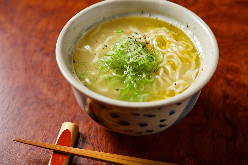 飲んだ体にしみわたる!鶏ガラと塩で作る〆のシンプルラーメン