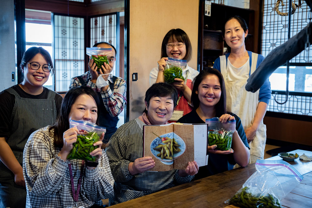 津軽あかつきの会副会長の森山千恵子さん(写真前列中央)を講師に迎えたワークショップ。豆漬けのレシピと作り方は、同会の本『津軽伝承料理』(柴田書店)でも紹介されている。