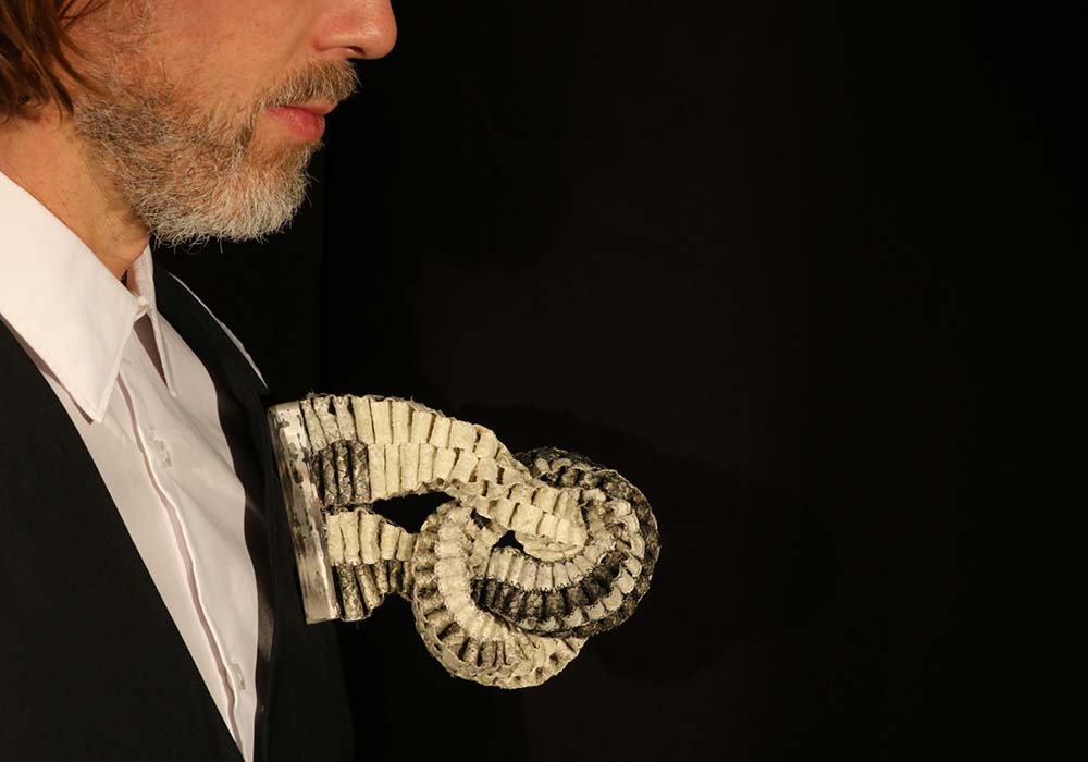 (写真)カタリーナ・ヘルソーン作、サーモンの皮のブローチ。地元のレストランから余った皮をもらい、自分でなめして作った。