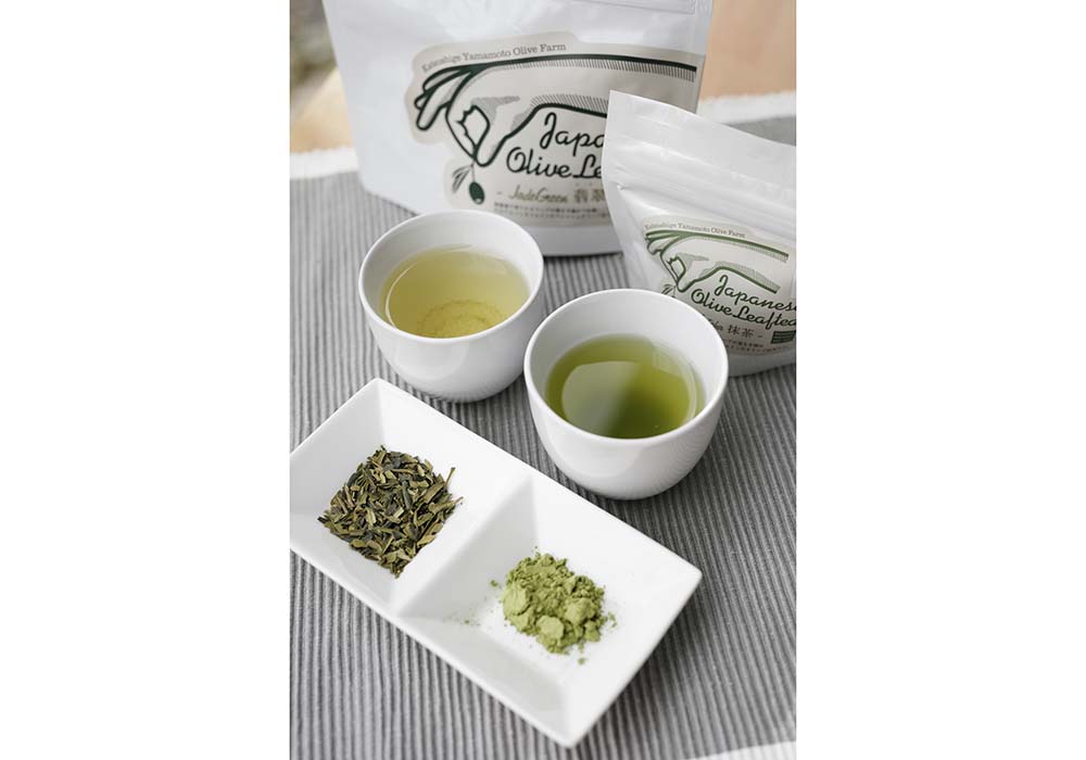 オリーブ茶は、煎茶と抹茶、ほうじ茶の3種類を展開。清涼感のある飲み口で、後口にほのかに心地よい青い香りを残す。ブラインドで出されたら緑茶の一種と思ってしまうだろう。近隣の「COSMOS COFFEE」などでも販売している