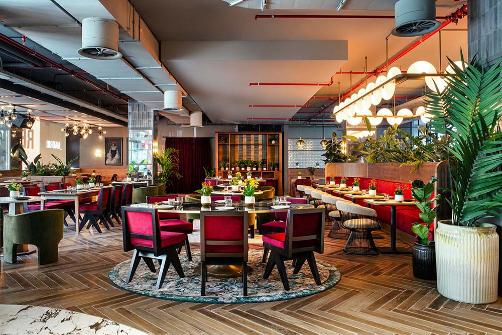 (写真)アトーチャ駅にほど近いホテル「RADISSON RED MADRID」内にあるレストラン。喧騒とはかけ離れた静けさも魅力。
