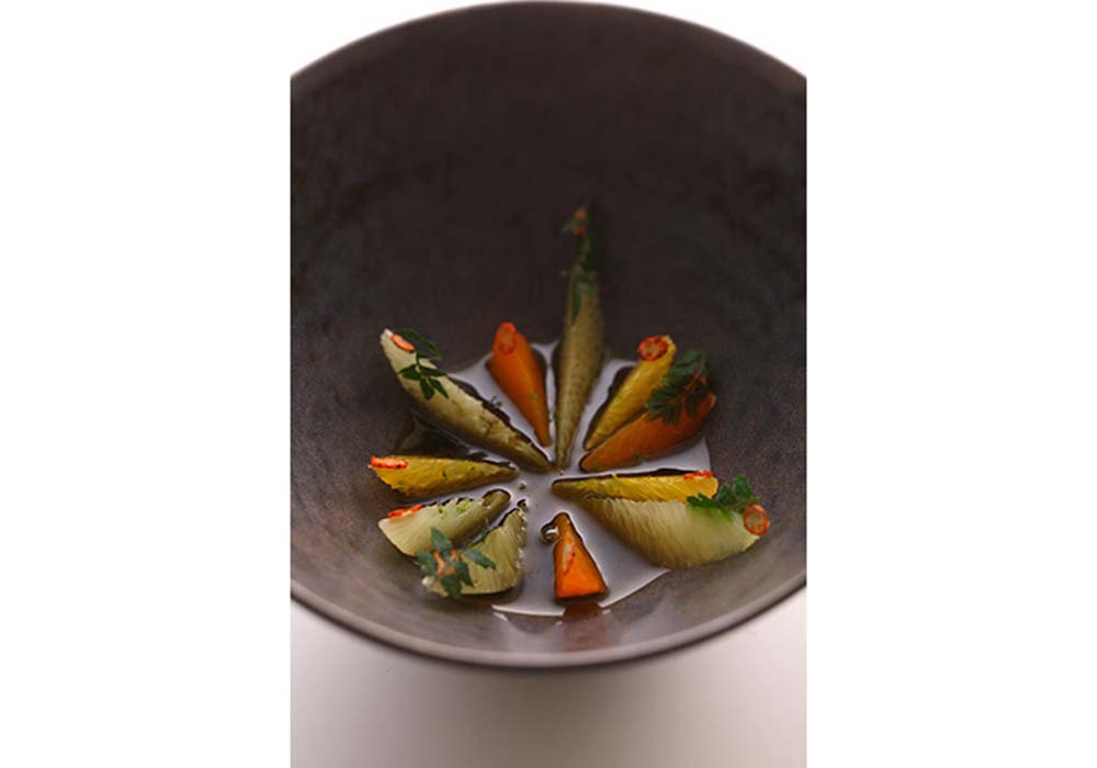 2015年「Noma at Mandarin Oriental, Tokyo」の料理から、「柑橘とぴぱーつ」。高知産の4種の柑橘と沖縄産の島胡椒を使い、「柑橘を刺身のように」と意図した一品。柑橘がデザートではなく料理になった。 photograph by Hide Urabe
