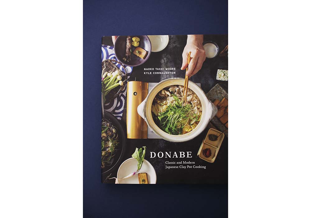 2015年に発売された『DONABE』(35USドル/米・テン・スピード・プレス社刊)。レシピも充実しているが、土鍋を囲む、ソーシャルで新しい食卓の提案が目を引く。