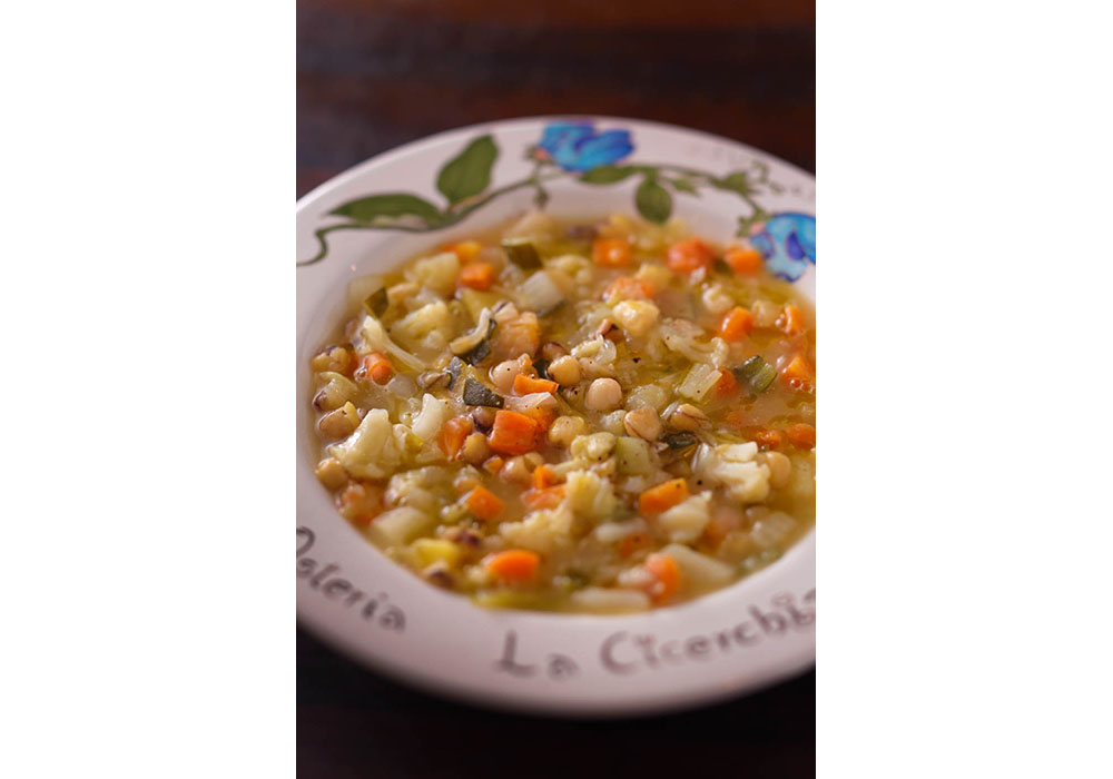 弱~中火でゆっくり煮込むことで生まれるクタクタになった豆と野菜の優しい甘味が広がる