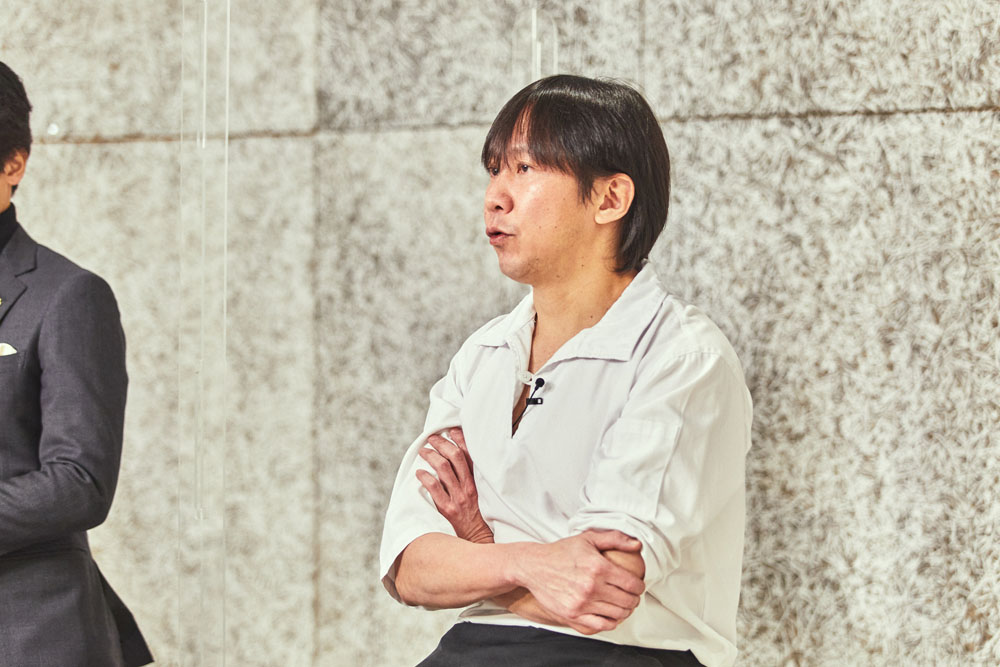 「教育に関しては、やれることをやってきた。サービスは特に教えにくいけれど、座学もテストもやり、そこに配属異動などの人事、給与の査定を結び付けていく。安心を与えながら、脇見をさせない仕組みづくりというか、常に前を向かせる方法を考えています。経営に関しても、早い段階から数字を見せ、責任を負わせることが大事(石田さん)」