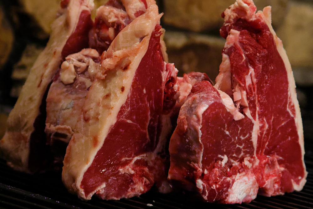 骨付きサーロインとヒレを一緒に味わえるTボーン。イタリアを代表する肉料理ビステッカ・アッラ・フィオレンティーナに使われる部位だ。