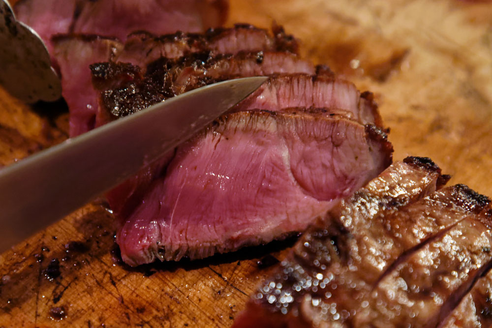 表面はこんがりガシッと、中はしっとりジューシーな焼き上がり。