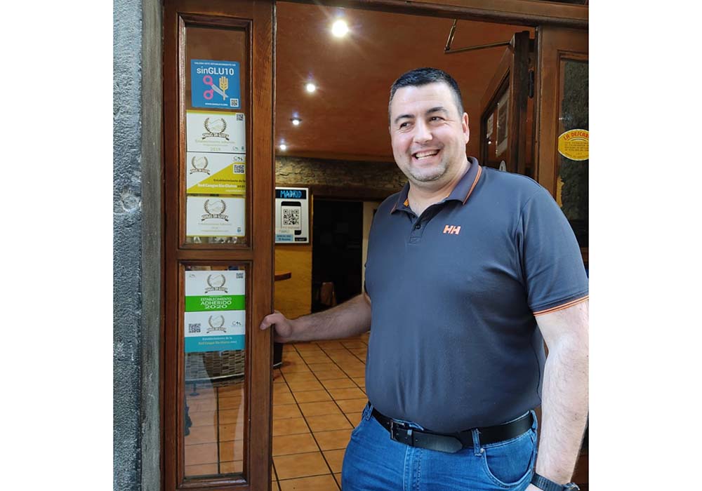 (写真)飲食店は市が企画するセリアック用の調理法や対応などの講習を受けると、グルテンフリー認定証が発行される。店の入り口には認定シールが貼られ、識別しやすい。認定証は毎年更新を義務付けして意識を高く保っている。