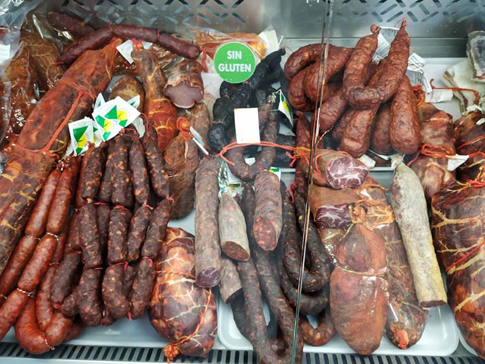 (写真)市内のベーカリーはもちろんのこと、グルテンフリーは肉加工品や、ホテルの朝食、キオスクの駄菓子にまで及ぶ。