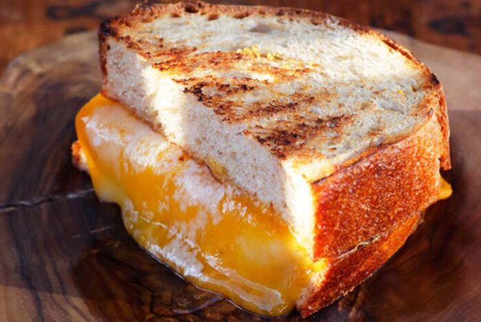 とろけ出るチーズ！病みつきホットサンド「グリルドチーズ」