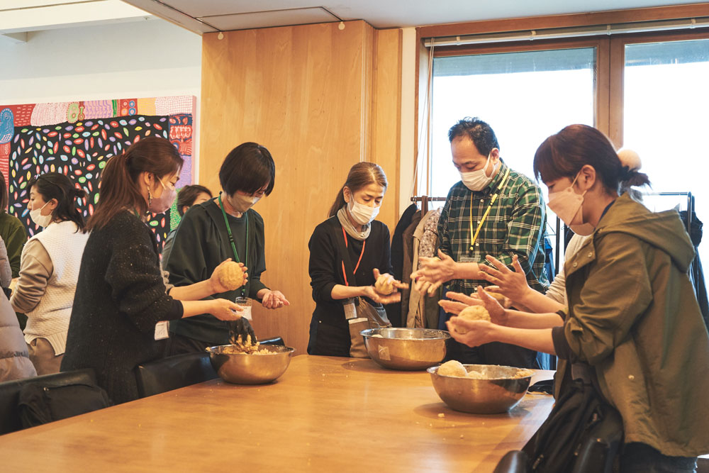 糀とすり潰した大豆をまんべんなく混ぜてから味噌玉にします。味噌づくりは素手が基本。仕込む手が多いほど複雑な味を醸していく?