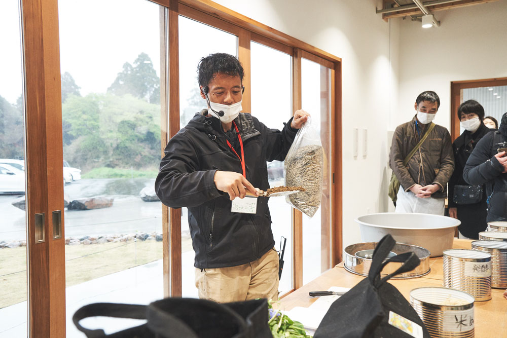 「今日感じたことを自宅でも取り入れてほしい」というフィールドガイドの吉田和哉さんに、「動物性の生ゴミは入れていい?」「上手く堆肥化できなくて腐ることは?」「堆肥を熟成させる場合、バックは2つ必要?」など具体的な質問が次々と。