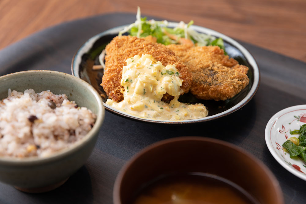 3月24日のC定食「本マグロと本マスのミックスフライ」。魚は大ぶりでかなりのボリューム。タルタルソースがたっぷり。