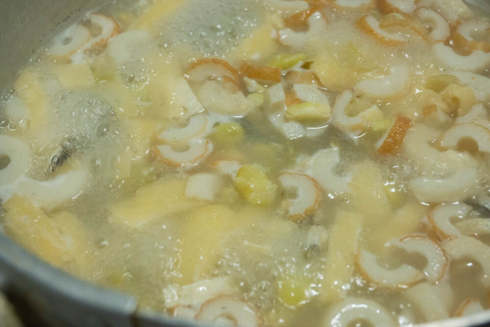 打ち豆が煮えるまで5分ほど煮る