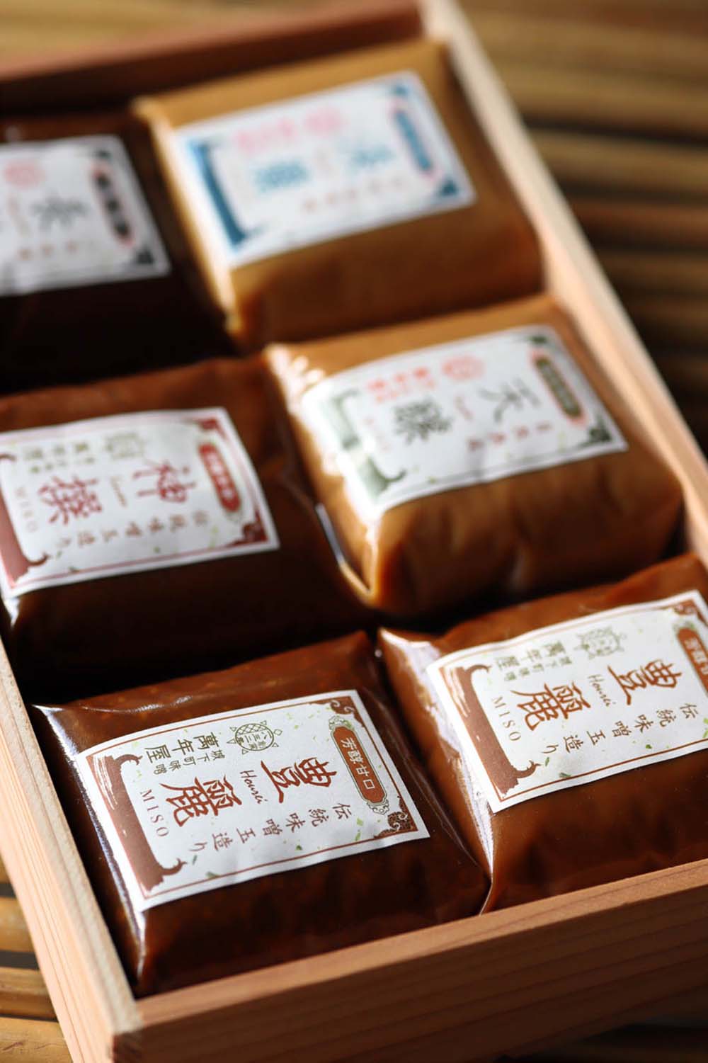 チーズ様の香りが特徴的な味噌玉造りの「豊麗」702円/500g(税込)は、生野菜につけたり、油炒めや洋風料理との相性がよい。店頭では麹歩合の異なる味噌も販売。風味の違いを楽しめる。