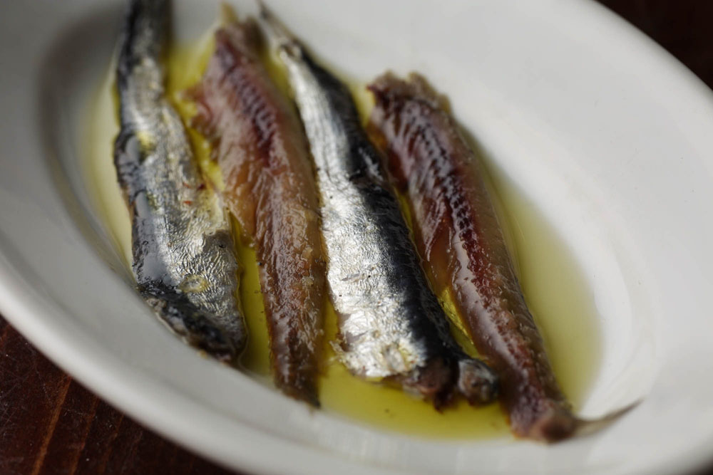 【DIYレシピ】イワシを丸ごと塩漬け「アンチョビー」魚醤もできる!