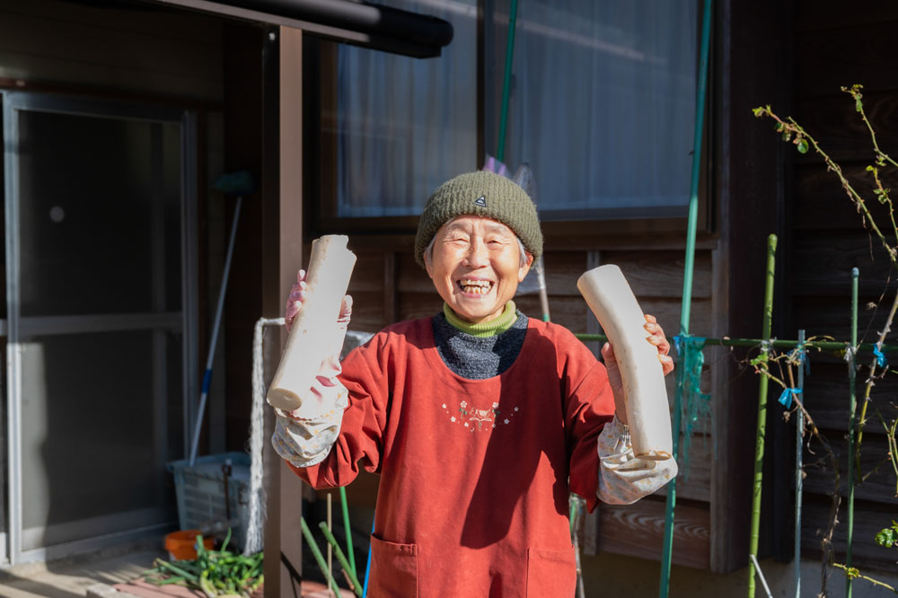 齋藤節子さん。新潟市西蒲区(旧西蒲原郡巻町)出身。結婚で角田浜へ来て50数年。会社退職後、地域の民生委員を長年務め、現在は専業主婦。漬物など地域の食材を使った保存食作りを楽しんでいる。