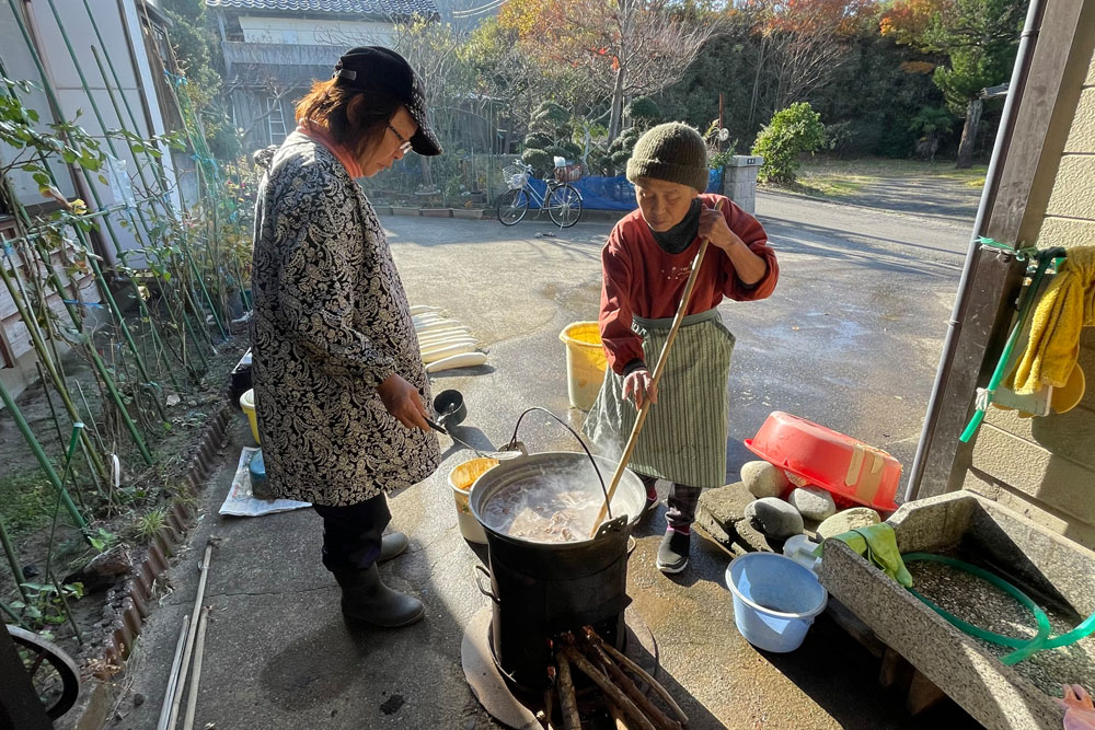 なまぐさこうこの数少ない作り手、齋藤節子さん(写真右)、高橋京子さん(写真左)。作業は全て屋外で。「家の中でなんかできねてー。捌くときは生臭いし、煮るときは発酵したにおいがするし、イワシの脂がギトギトして、全身染み込むんだて」と節子さん。