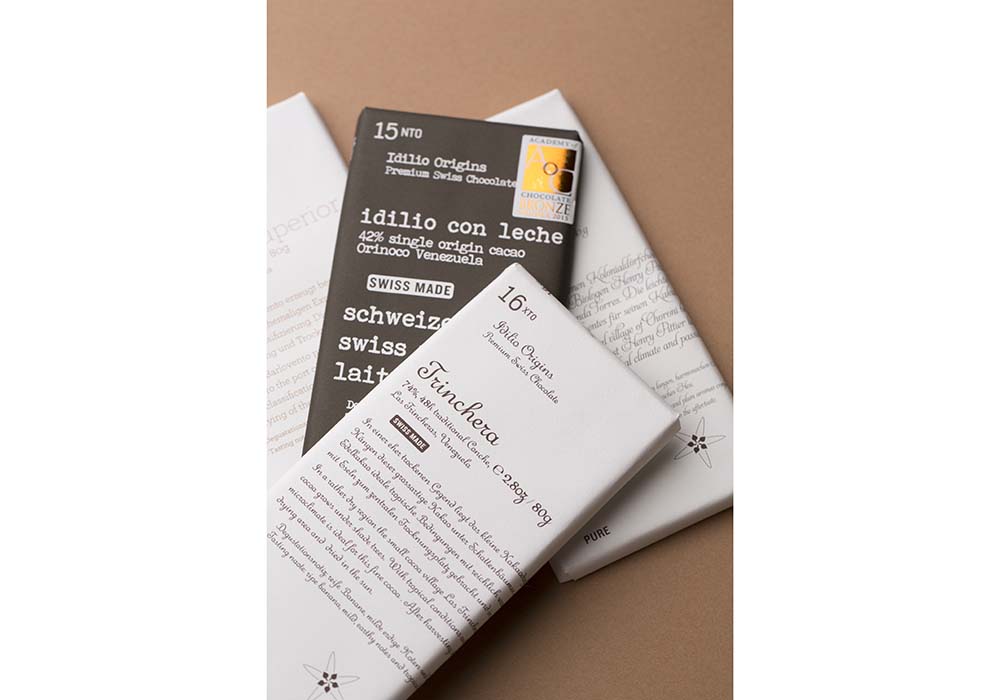 スイスの「イディリオ・オリジン」はBean to Bar のチョコレート店。チョコレートの味わいをパッケージの書体を変えて表現している。本国では数多くの種類があるが、栗林さんの感性で特徴のある6種類のバーと、チョコレートペーストを輸入している。