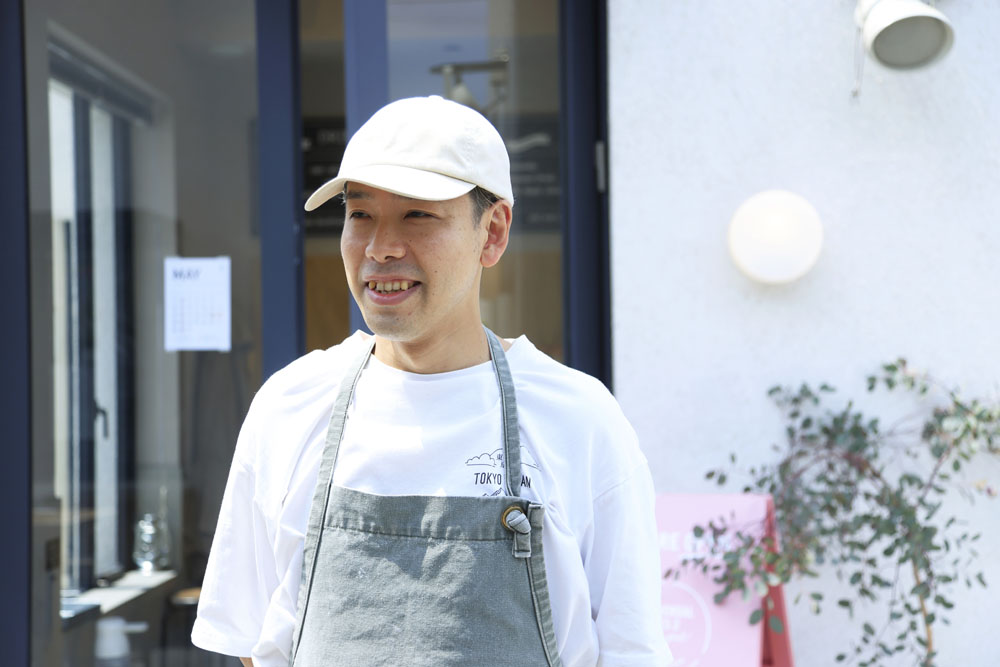 丸山雄三シェフ。「アンデルセン」で15年勤務後、国産素材の活用とノスタルジーを感じる“温故知新”をテーマにしたベーカリー「サンチノ」シェフとして3年勤務。2020年同店シェフへ。立ち上げからすべてのパン製造を仕切る。