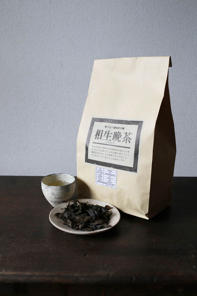 相生晩茶200g/1100円、500g/3250円。茶葉を干している間も「新茶の発売はいつ?」との問い合わせの電話が徳島県内はもとより全国各地から。全国発送可。