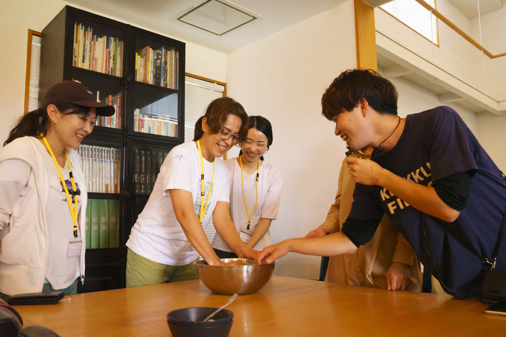 山名シェフがテーブルを回って生地の状態をチェック。「あと10回捏ねてください」など具体的にアドバイス。
