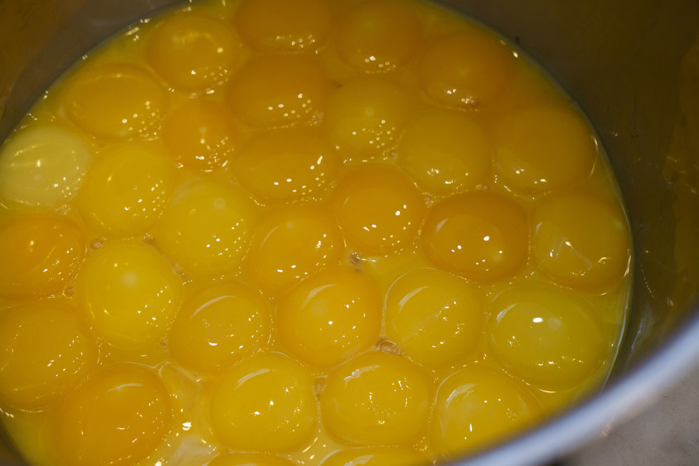 米好き、麦好き、野菜好きと鶏によってエサの好みが違うから、黄身の色味も微妙に違う。