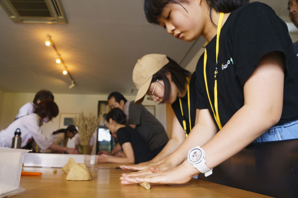 最初は恐る恐る、次第に黙々とパスタの成形に没頭。今朝見た植物が次第に食べ物に近づいていきます。