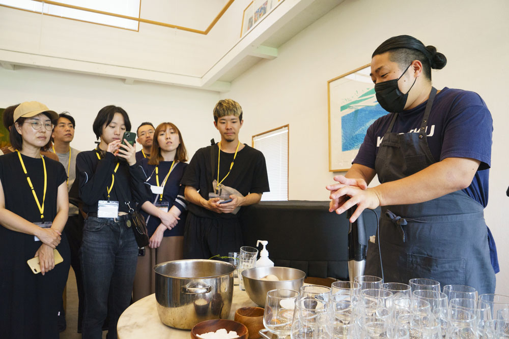 鶏舎から持ち帰った卵を使い、ドリンク担当の小高光さんがランチに合わせて甘くないエッグノッグを考案。アルコールが入っていないのに卵の臭みは一切感じません。