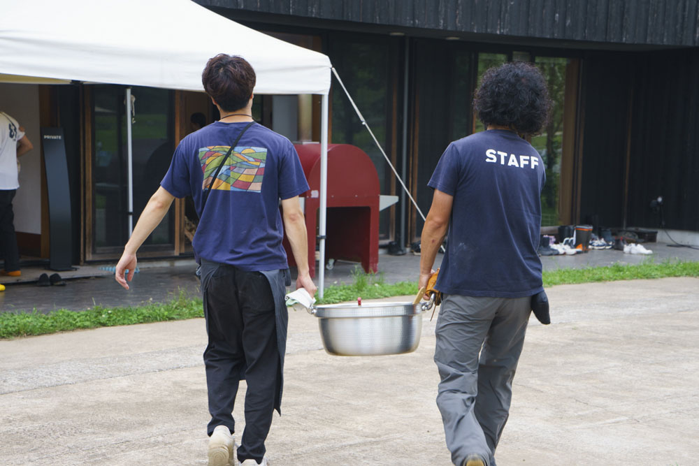 スタッフも同席してお待ちかねのランチタイム。