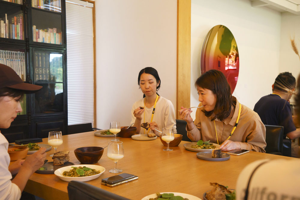 スタッフも同席してお待ちかねのランチタイム