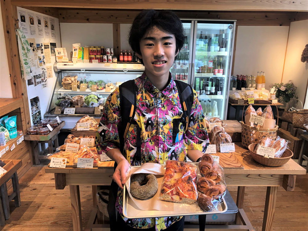 笹川さんの厨房がある「かまパン&ストア」には、学校帰りの高専生が立ち寄り、おやつのパンを買っていく。育ち盛りの彼らにとって、パンは楽しみであり、栄養源だ。 photo by Food Hub Project