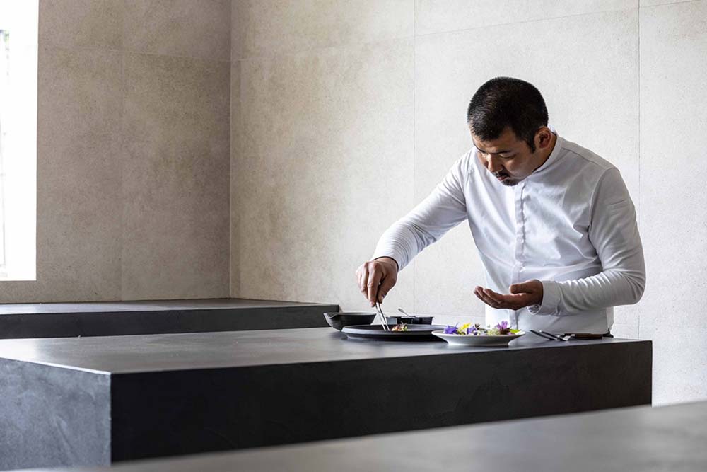 (写真)100%現地の食材で、かつ日本人にしか思いつかない料理を目指す前田哲郎氏。