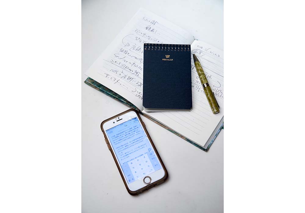 自称「メモ魔」。“アイデア帖”と呼ぶノートを持ち歩き、なければiphoneのメモに、思いついたことは何でも書き留める。「ノートとボールペンとスマホと名刺。この4点セットで仕事してます」