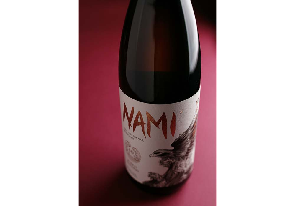 「NAMI」の主力銘柄は2種類。フルーティーな香りの純米大吟醸と、より米の旨味が感じられる純米吟醸。どちらも日本から空輸した山田錦を原料米に使用。海外産の清酒には稀少な端正でエレガントなスタイルだ。