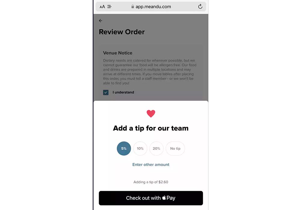(写真)チップ額が提示されたスマートフォンの決済画面。レディット(インターネット掲示板サイト)では、チップの先払いに憤る数百件のクレームコメントが交わされている。