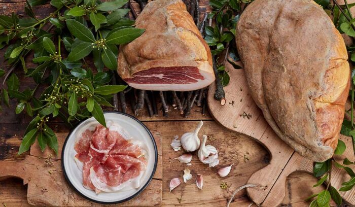 Un prosciutto crudo delicatamente affumicato con legna di ciliegio e alloro.