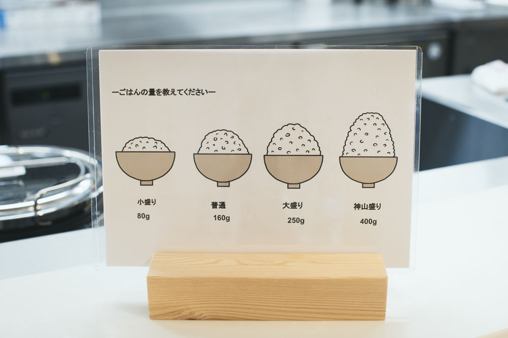 「食欲はメンタルや生活のリズムと直結していて、課題がたくさん出ている時は朝食の摂食率が落ちるし、テストが終わると神山盛りのオーダーが増える」と細井さん。