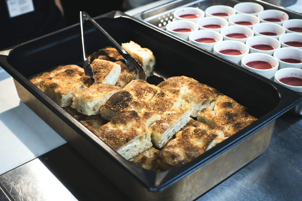 取材日の夕食用に用意されたチーズフォカッチャ。パンだけおかわりする学生もいた。