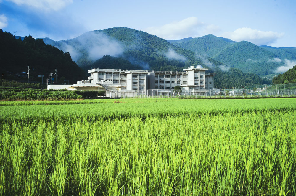 山に囲まれた田園風景に立つ神山まるごと高専。40人の定員に対して40都道府県および国外6カ国から計399名の応募があり、結果的に44人が入学。教職員、学生ともに大多数が町外・県外からの移住者だ。
