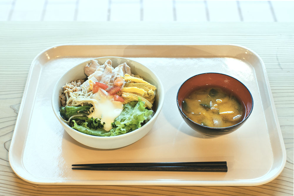 昼の一品料理:豚しゃぶのせサラダうどん、味噌汁。うどんのトッピングは、阿波美豚のバラ肉のしゃぶしゃぶ、厚焼き卵、ツナマヨ、エノキ、トマト、ボリューム満点で若者向け。