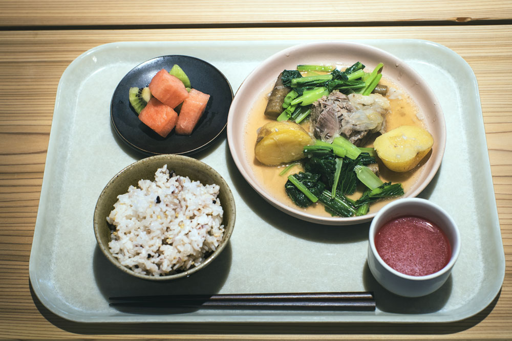 夜の定食:阿波美豚とジャガイモの煮込み、ビーツのポタージュ、スイカとキウイフルーツ。阿波美豚はウデ肉を使用、ジャガイモの他に、タマネギ、ゴボウ、小松菜と野菜も充実。この時期、神山ではビーツが盛り。