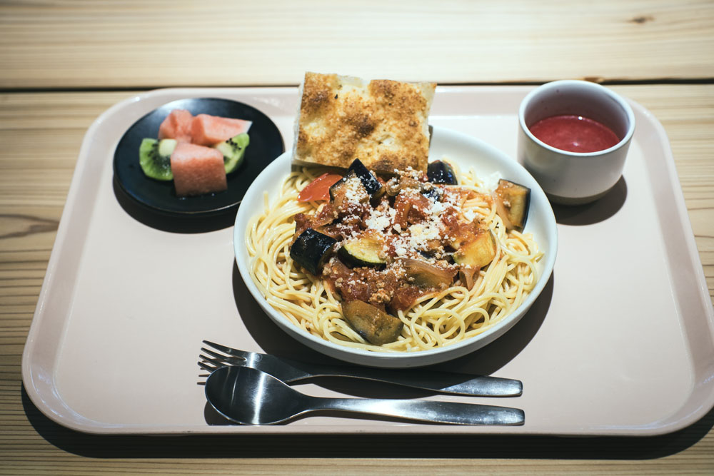 夜の一品料理:スパゲッティ 茄子とズッキーニのフレッシュトマトソース、ビーツのポタージュ、スイカとキウイフルーツ。夏野菜満載のパスタに、かまパン製のチーズフォカッチャを添えて。