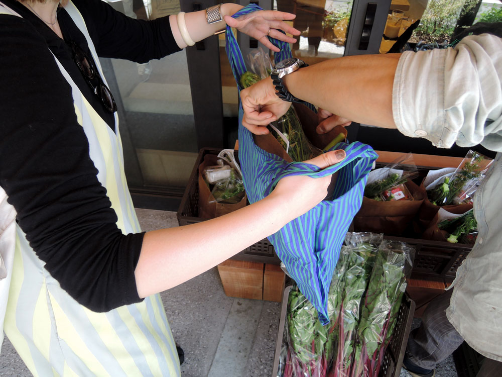 野菜の内容、受け取り頻度、価格は、農家によって様々。3〜4人暮らし用(8〜9品目)を月1回で年間25,000円(税込)もあれば、1〜2人暮らし用(5〜6品目)を月1回で年間30,800円(税込)と3〜4人暮らし用(7〜8品目)を月1回で年間38,500円(税込)の2プランを用意する農家も。 photograph by 4Nature