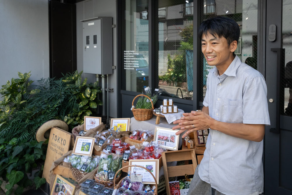 奈良山園の野崎林太郎さん。約3haの農地を管理し、地元の学校給食にも野菜を卸している。