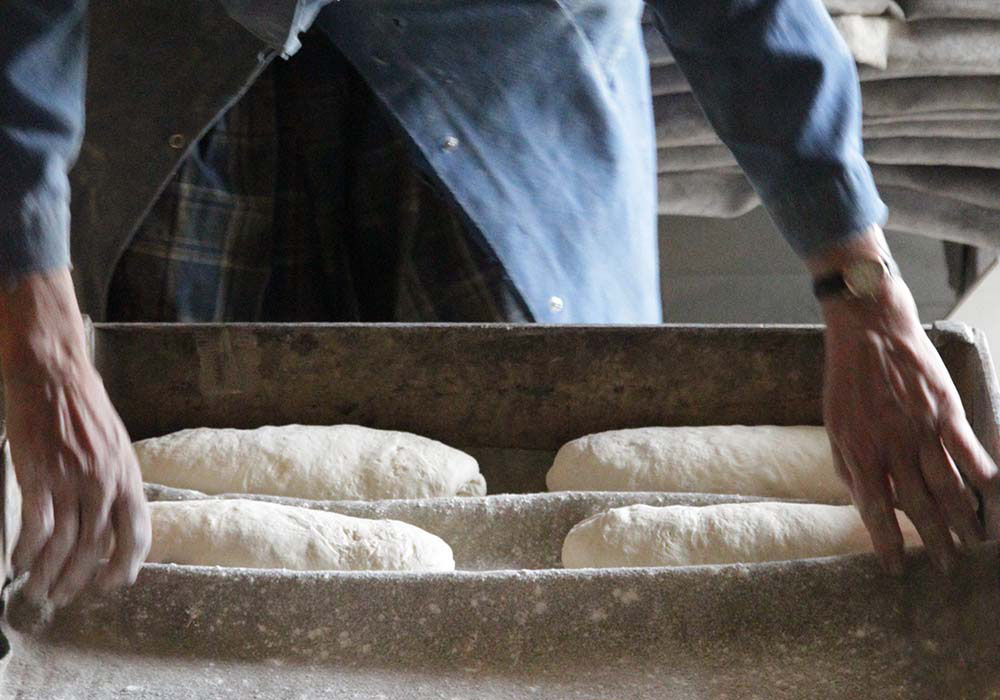 自然エネルギーを使い、石臼で挽き、薪で焼く。フランスの “農家パン”を訪ねて