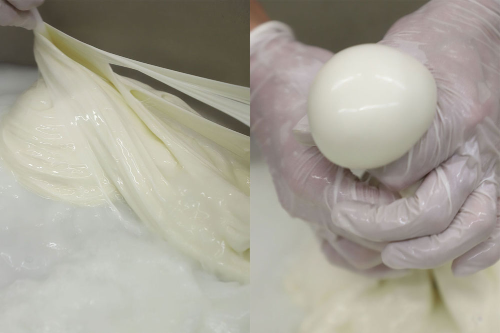 90℃前後の塩水で引き伸ばしながら繊維を作り、表面をきれいに丸める。作業開始から6時間程で完成。