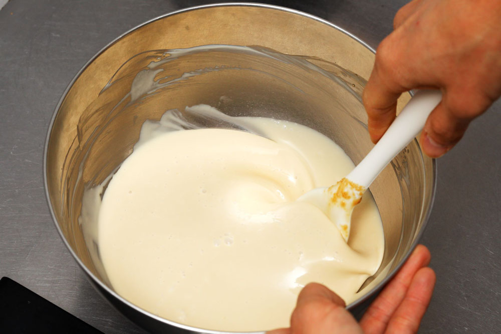 3に生クリームを加えて混ぜ、さらにレモン汁を加えて混ぜる。